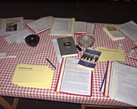 Tisch und Material des Seminars Theorie der Langeweile